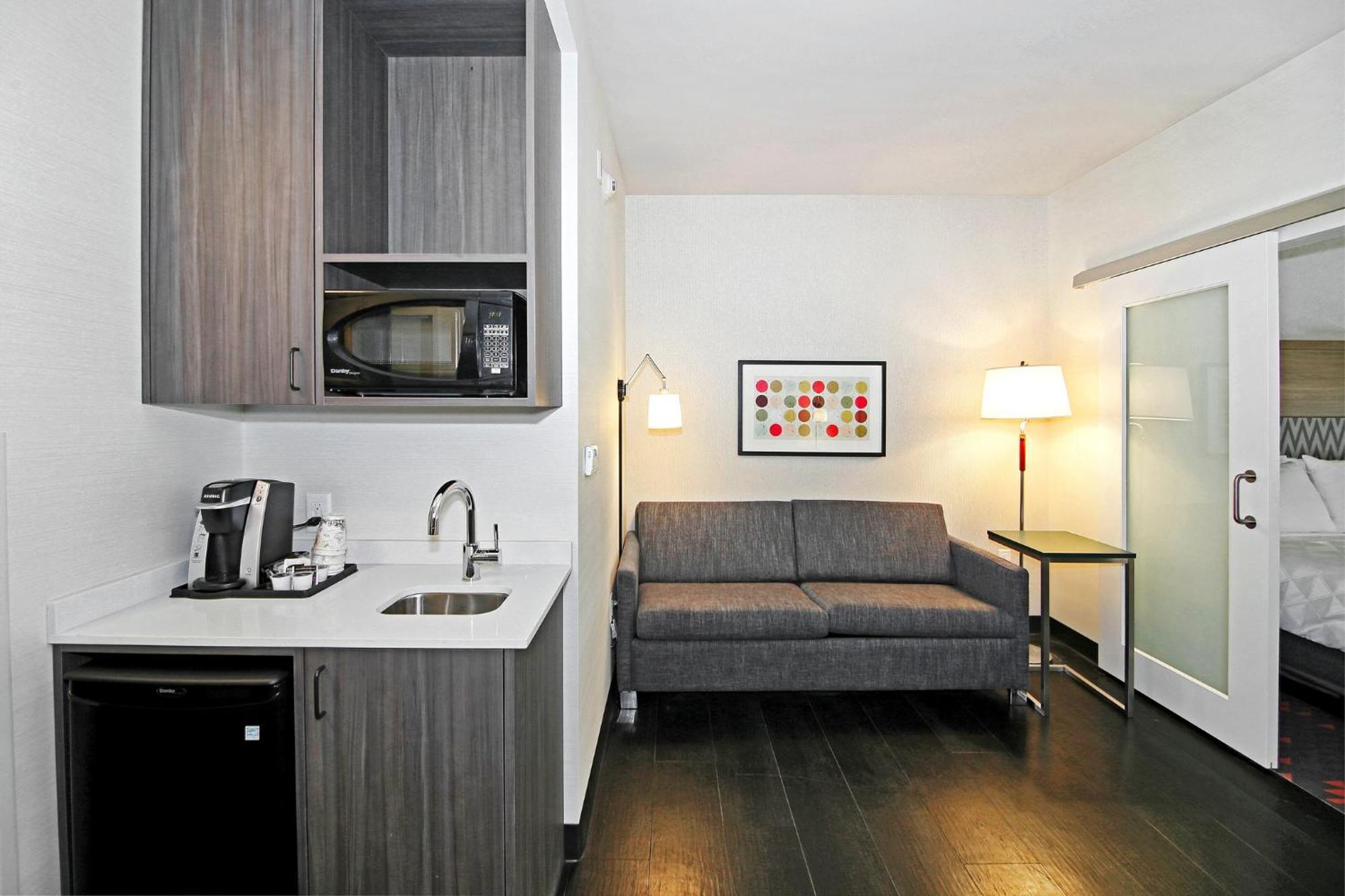 Holiday Inn Hotel & Suites - Calgary Airport North By Ihg Exterior photo