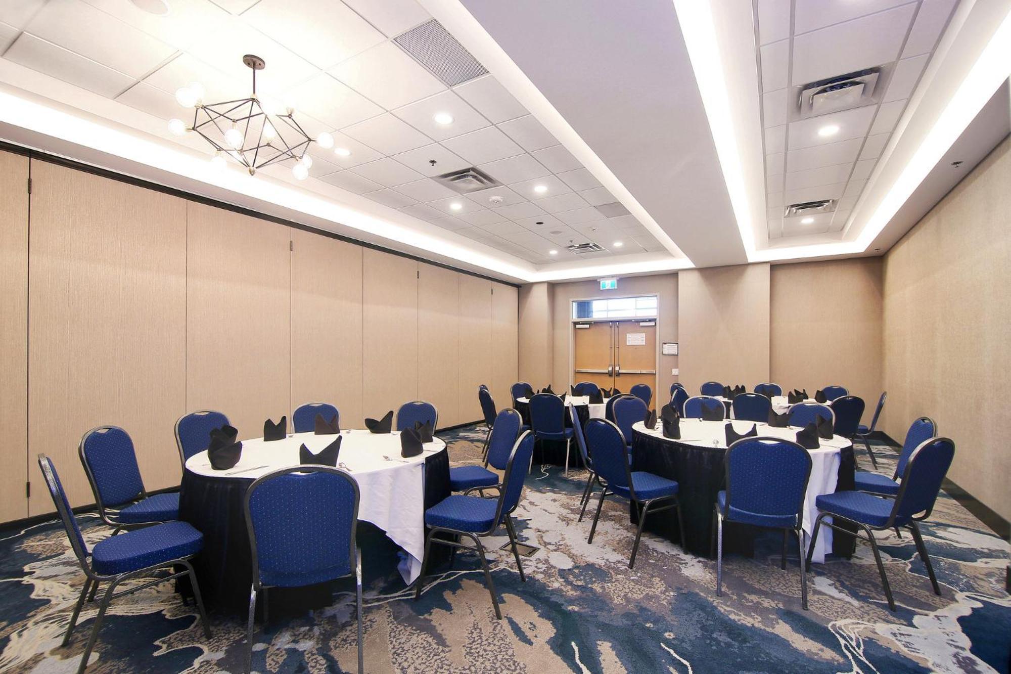 Holiday Inn Hotel & Suites - Calgary Airport North By Ihg Exterior photo